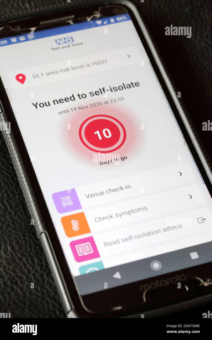 Die NHS Test and Trace App blinkt eine Selbstisolierung Warnung auf einem Smartphone. 10/11/2020. Foto: Stuart Boulton. Stockfoto