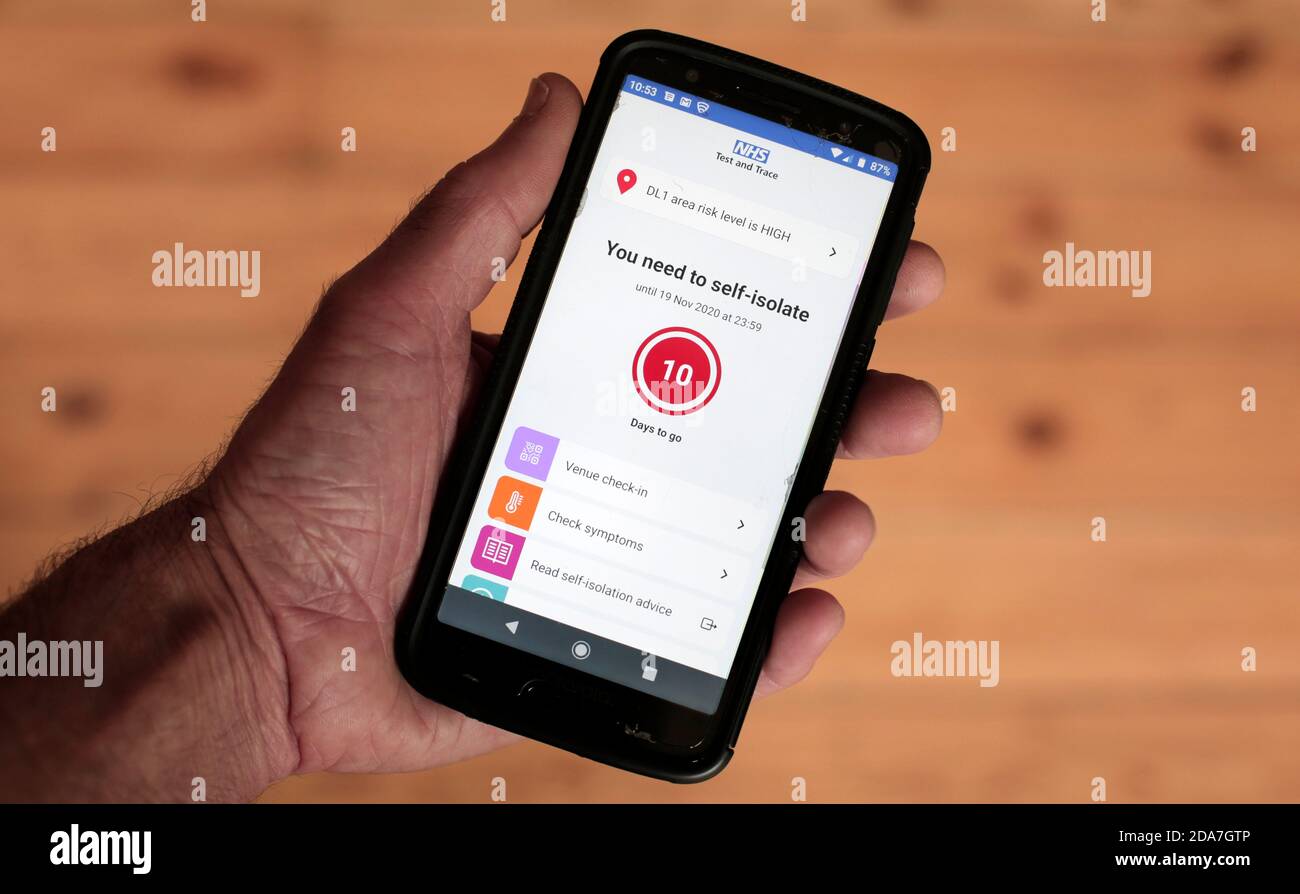 Die NHS Test and Trace App blinkt eine Selbstisolierung Warnung auf einem Smartphone. 10/11/2020. Foto: Stuart Boulton. Stockfoto