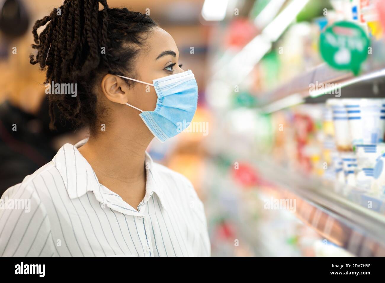 Afrikanische Dame Trägt Gesichtsmaske Einkaufen Lebensmittel Lebensmittel Im Supermarkt Stockfoto