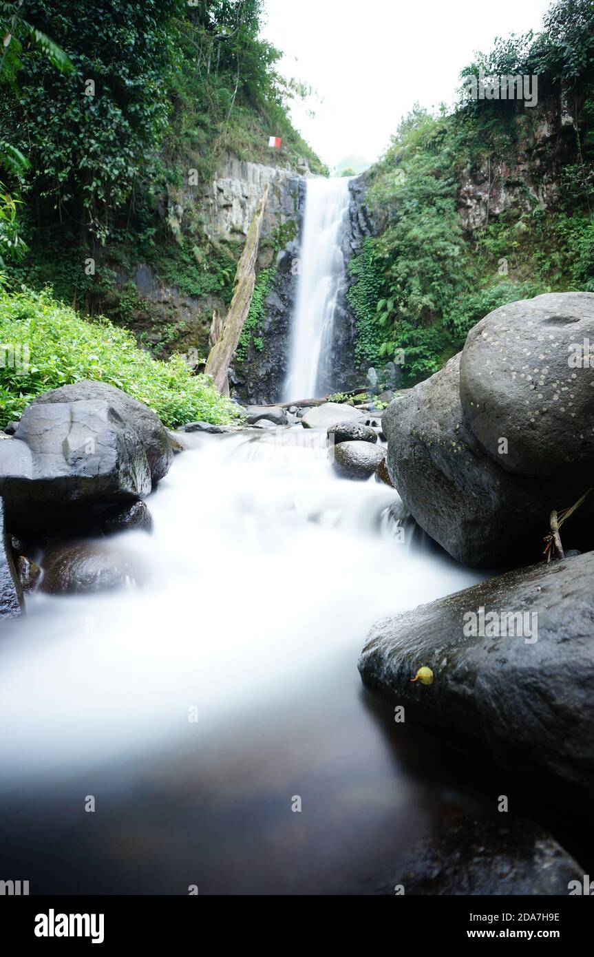 Wasserfall ist ein schöner Ort mit klarem Wasser zu besuchen Und stammt aus Bergquellen Stockfoto