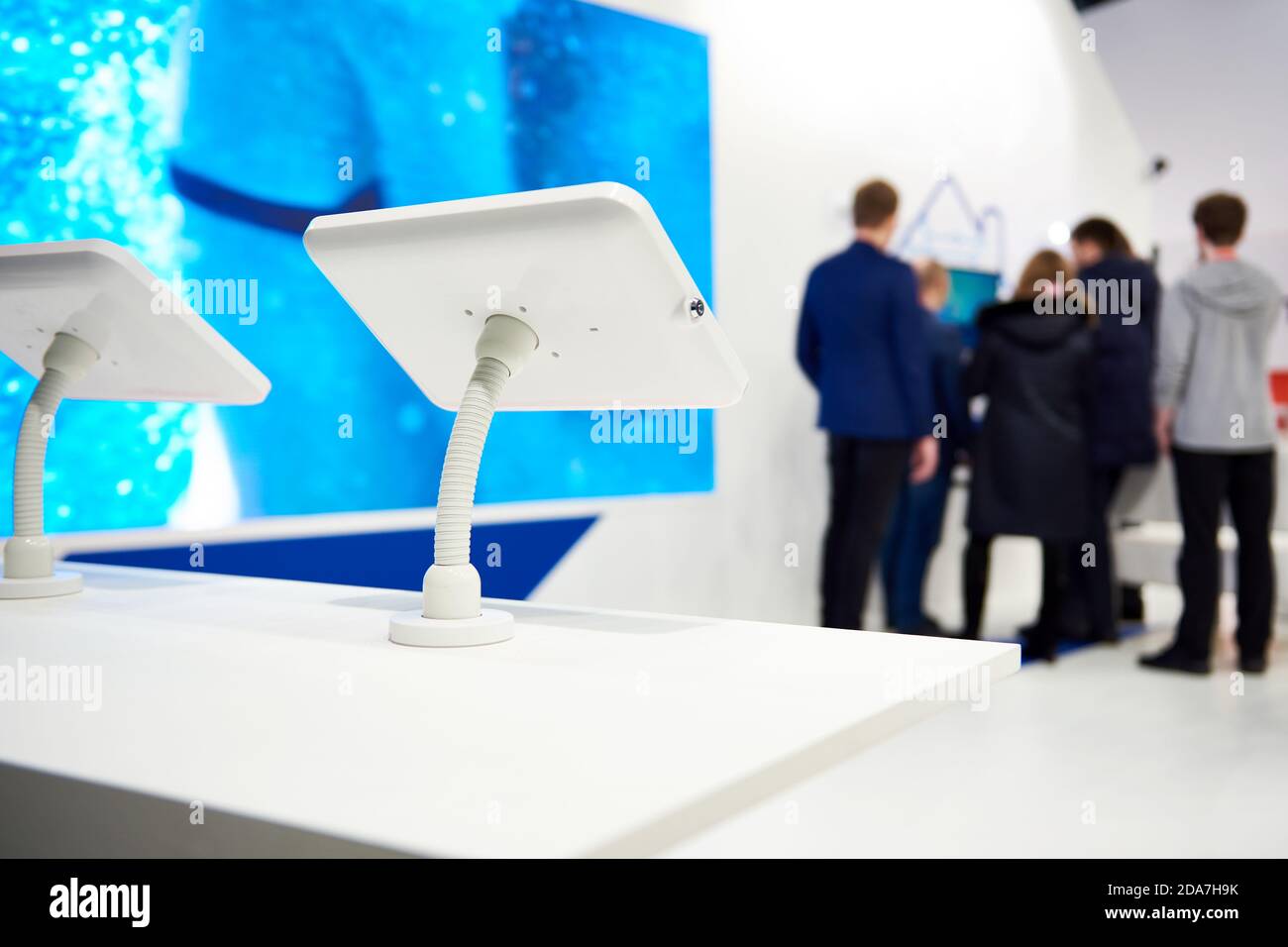Informationen Touchscreen-Monitor und Geschäftsleute auf einer modernen Business-Ausstellung Stockfoto