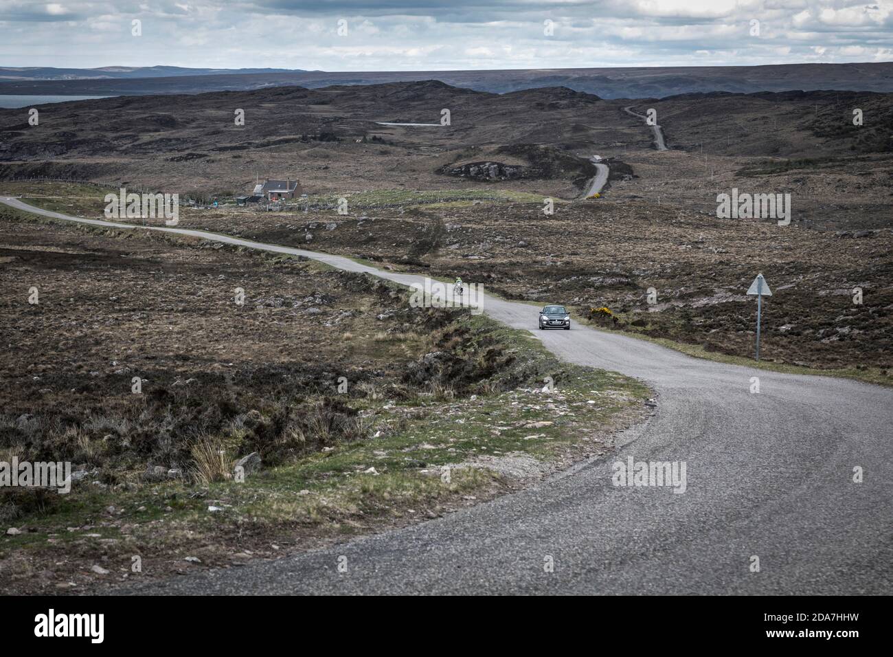 Blickrichtung Blick nördlich einer schmalen, kurvenreichen und hügeligen Straße auf der Applecross-Halbinsel - leer apert für ein einbahniges Auto und Motorrad, Schottland. Stockfoto