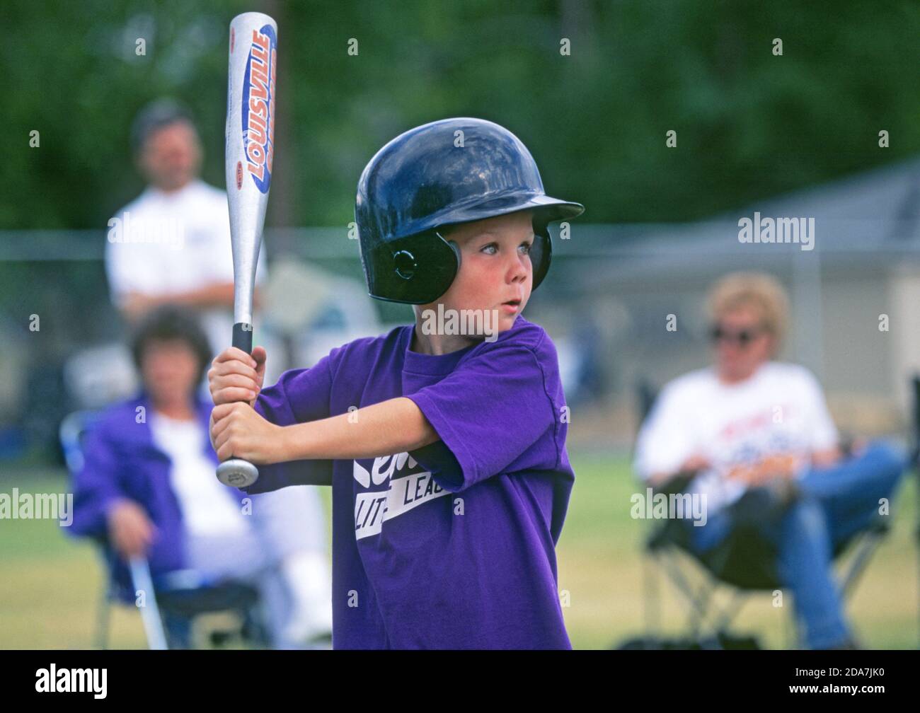 Ein kleiner Junge spielt im Sommer in Redmond, Oregon, Baseball der Little League. Stockfoto