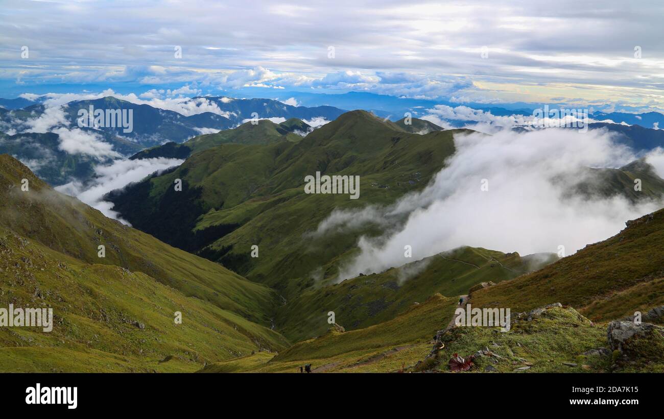 Himalaya-Landschaft mit Bergtälern Wolken. Die Himalaya-Gebirgskette ist eine der jüngsten Gebirgsketten des Planeten und besteht größtenteils aus hochgesteiftem Sedimentgestein und metamorphem Gestein. Stockfoto