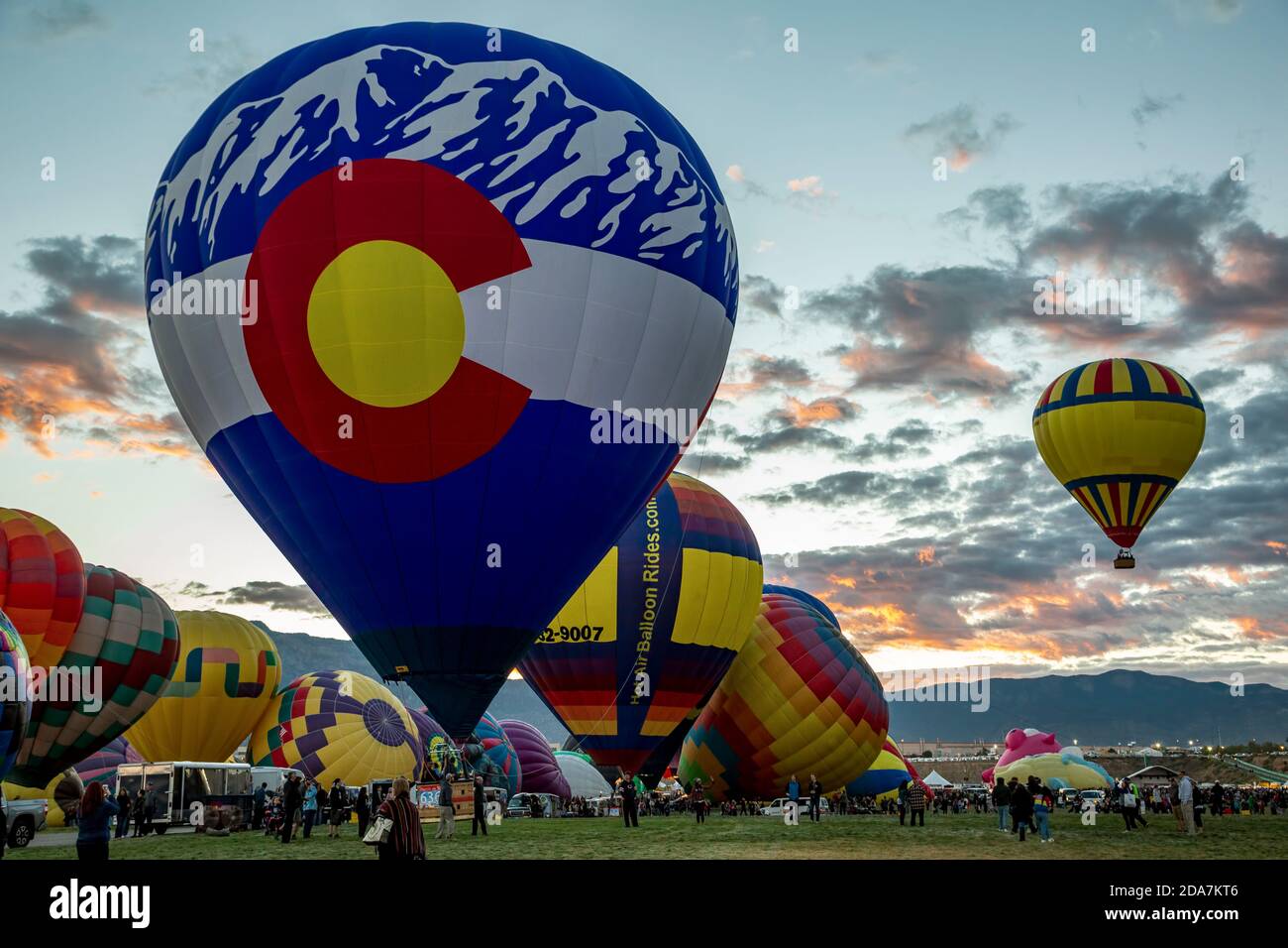 Colorado und andere bunte Heißluftballons, Mass Ascension, Albuquerque International Balloon Fiesta, Albuquerque, New Mexico USA Stockfoto