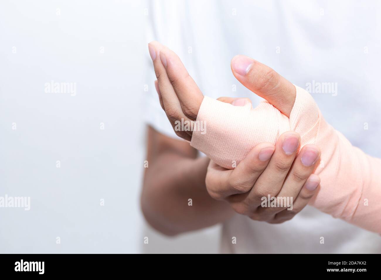 Nahaufnahme einer Mann Hand Umhüllung elastische Verband. Verwundete Hand bedecken mit einem Verband. Stockfoto