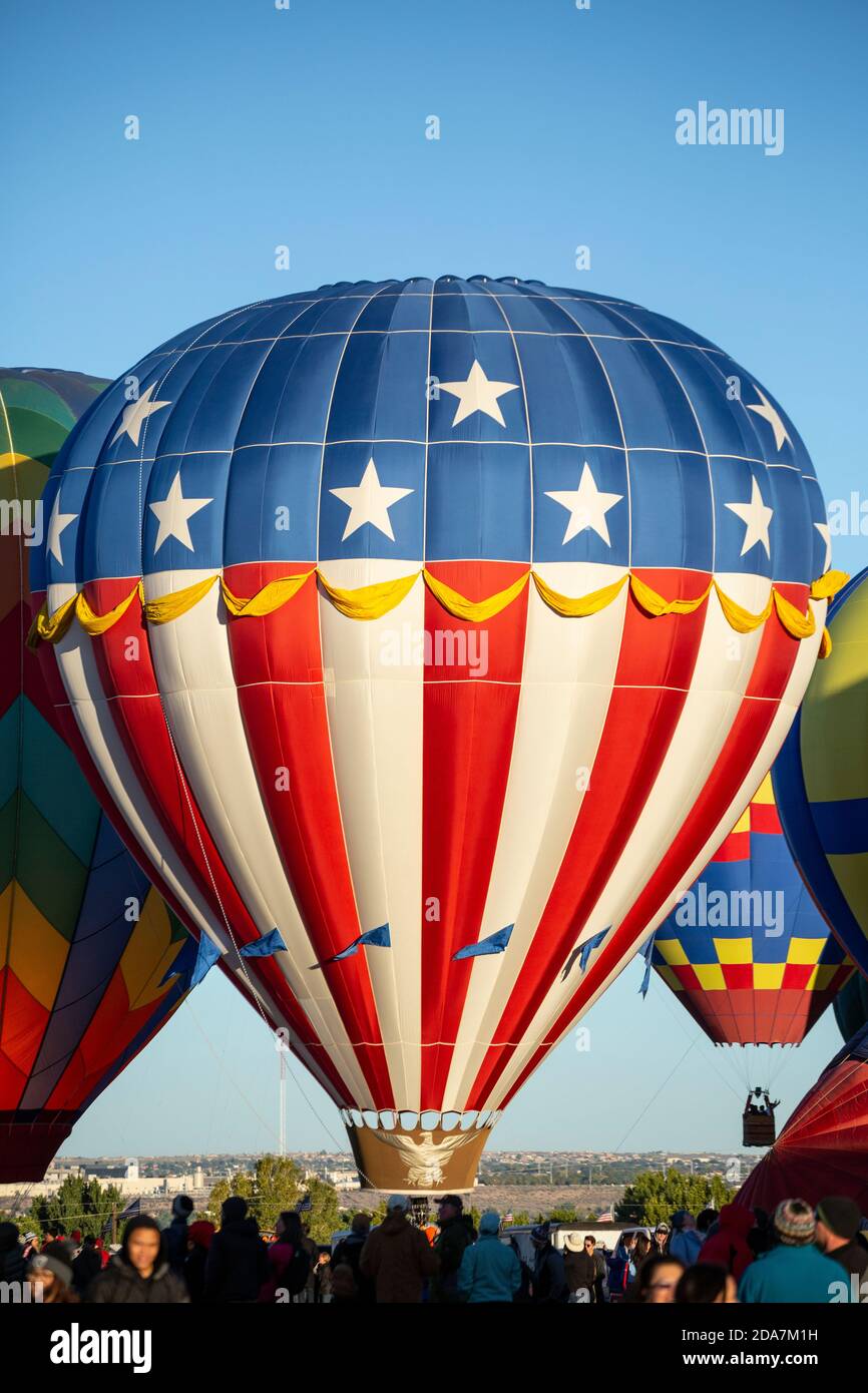 Sterne und Streifen Heißluftballon, bunte Heißluftballons und Menschenmenge, Mass Ascension, Albuquerque International Balloon Fiesta, Albuquerque, New Mex Stockfoto
