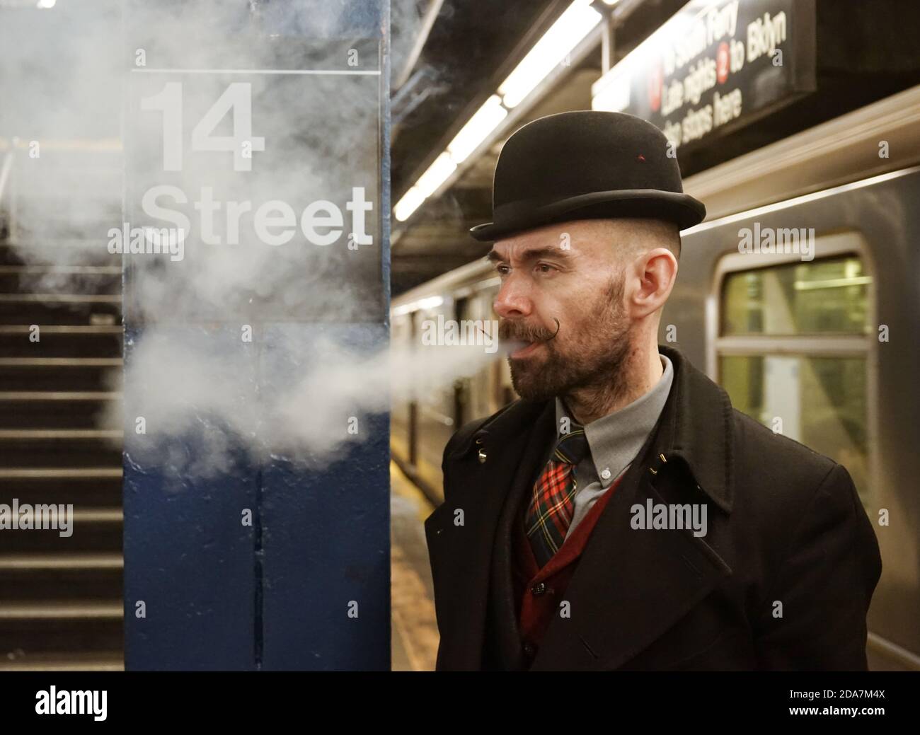 Kerl Rauchen In New York U-Bahn Stockfoto