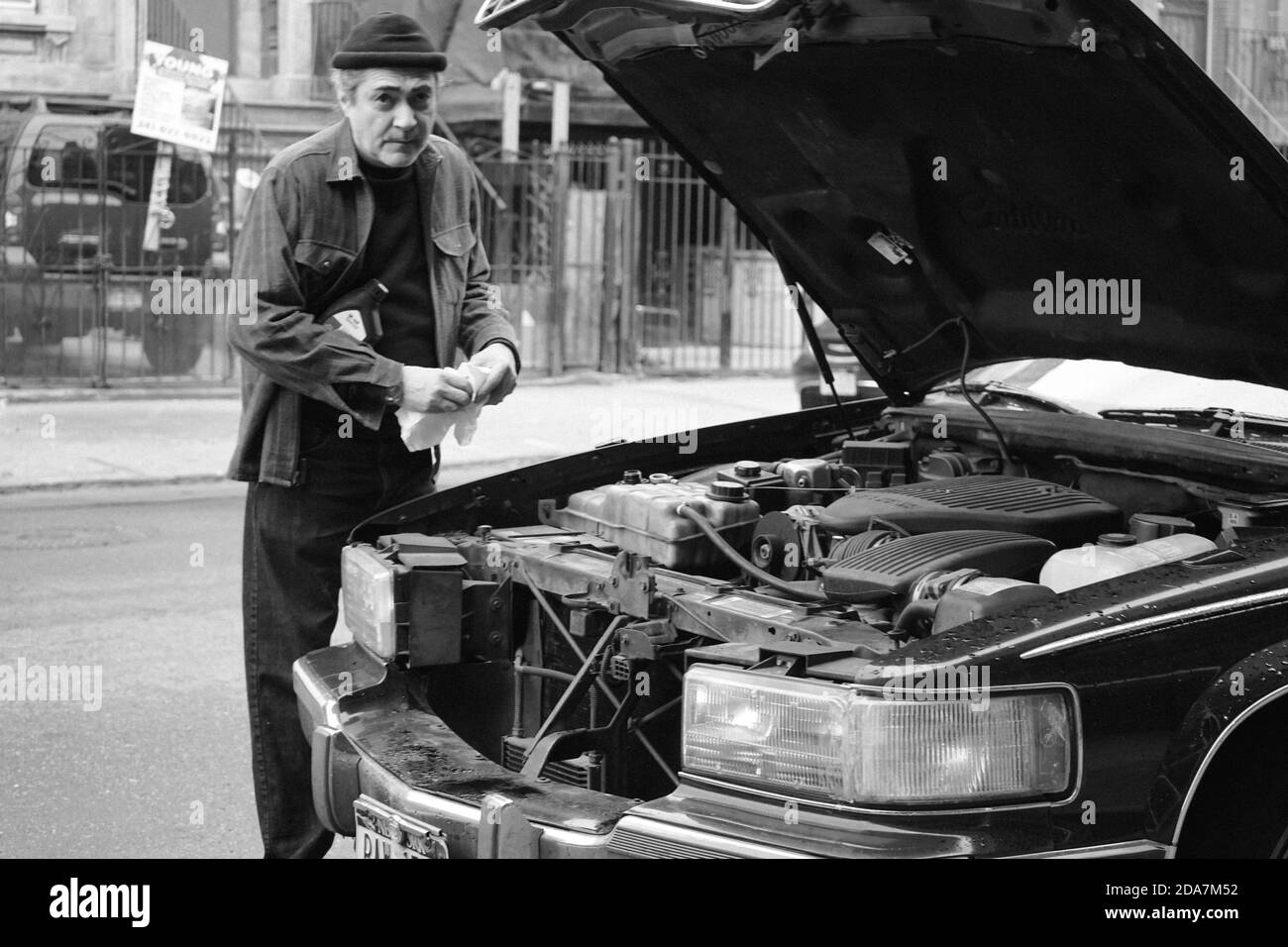 Typ, der in Brooklyn an einem Auto arbeitet Stockfoto