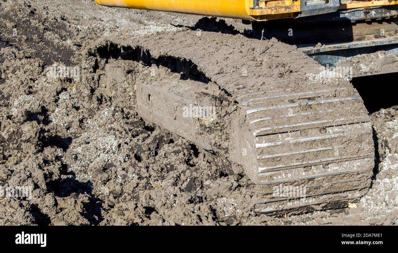 Eine große Schlamm gehäkelte Metall Bulldozer Spur in der stecken Schmutz und Dreck Stockfoto