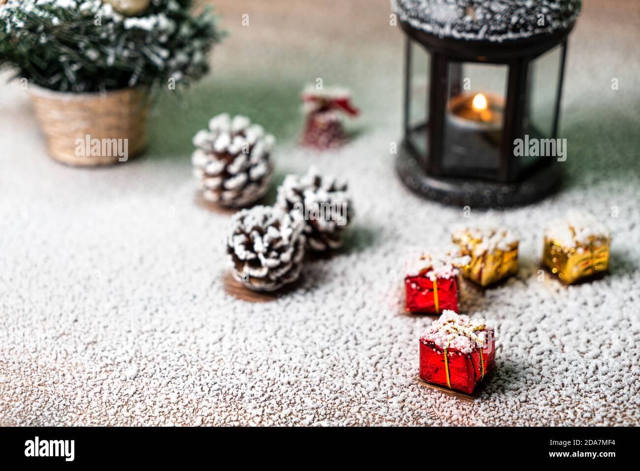 Eine weihnachtliche Komposition auf einem Holztisch im Winter Schneefall Stockfoto