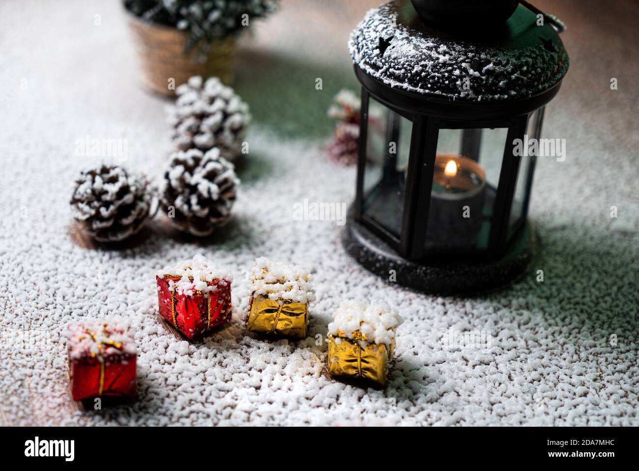 Eine weihnachtliche Komposition auf einem Holztisch im Winter Schneefall Stockfoto