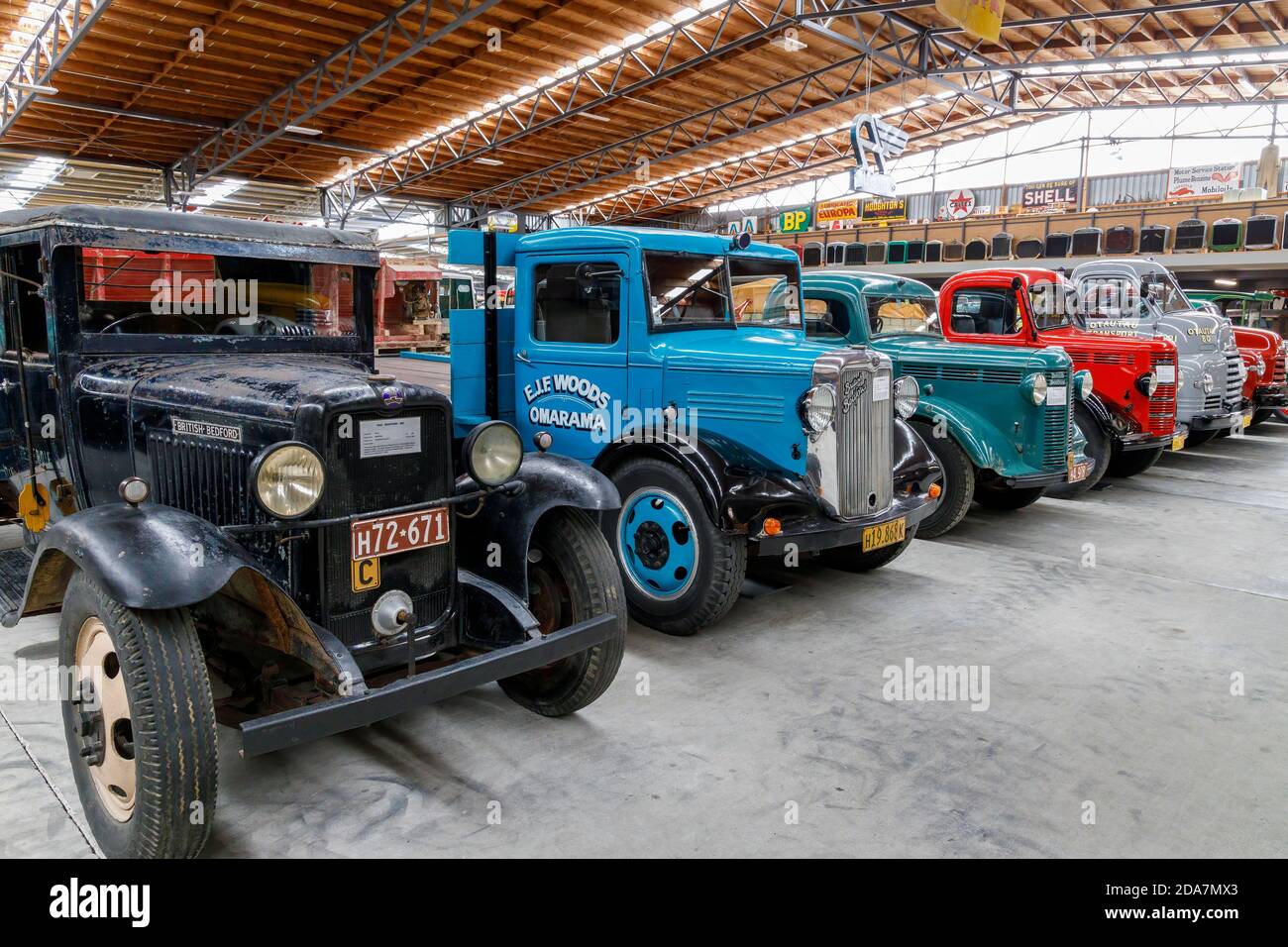 Eine Sammlungsausstellung britischer Bedford-Lastwagen im Bill Richardson Transport World Museum, Invercargill, Neuseeland. Stockfoto