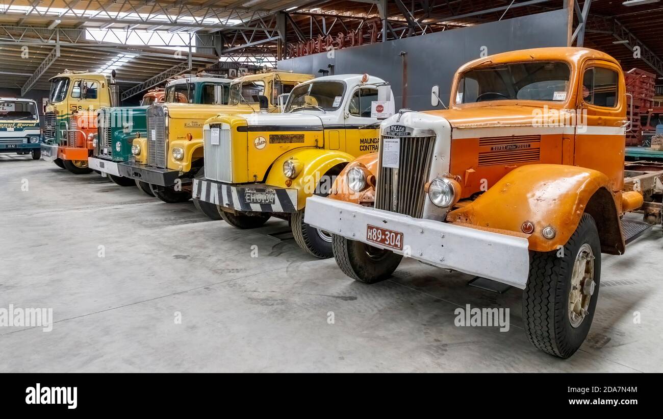 White, Kenworth und International Trucks auf der Ausstellung im Bill Richardson Transport World Museum, Invercargill, Neuseeland. Stockfoto