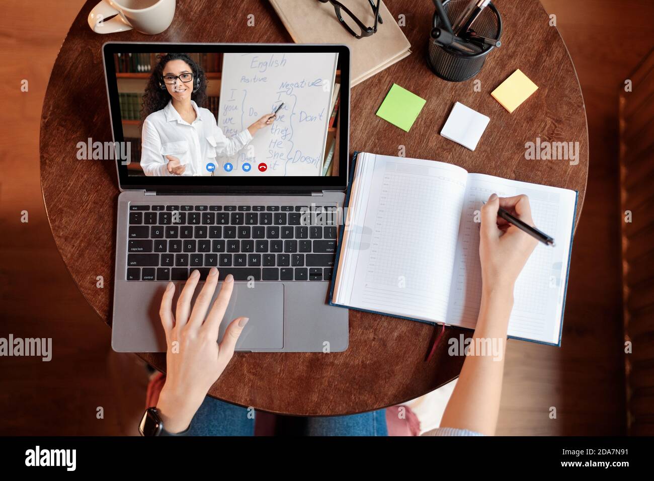 Schüler mit Laptop mit Online-Klasse mit Lehrer Stockfoto