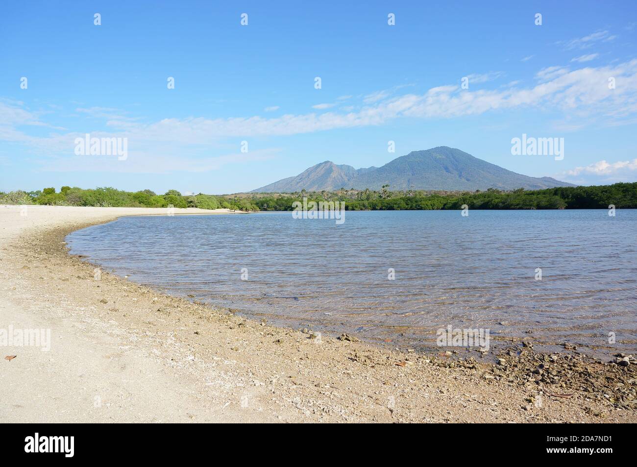 Strände mit sauberem weißen Sand, schöne Strände mit offenem Meer und Mangroven Stockfoto