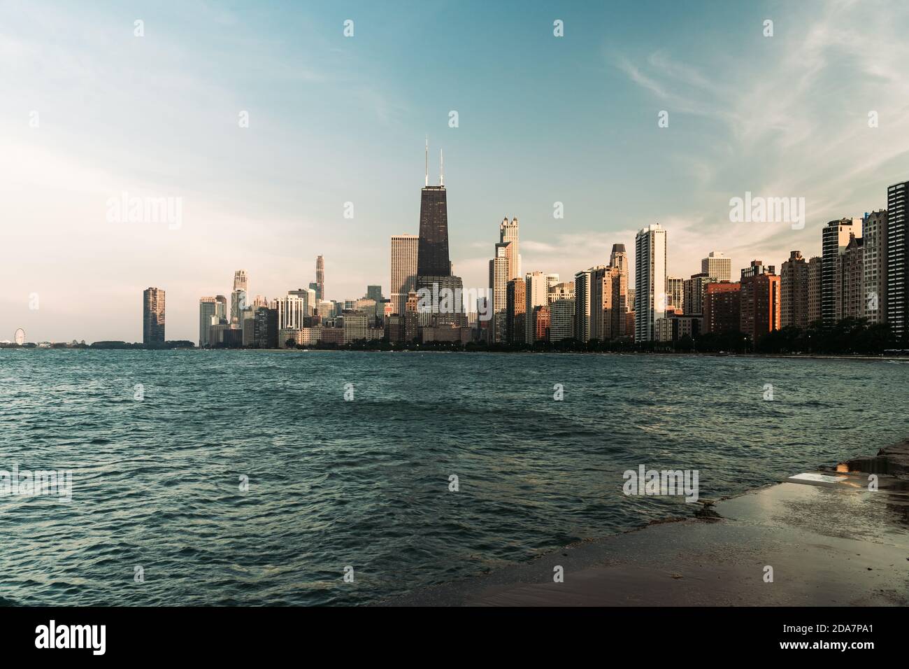 Chicago Skyline von einem Strand entfernt. Ein wunderschöner Blick hinter die Skyline schließt den Lake Michigan ein. Stockfoto