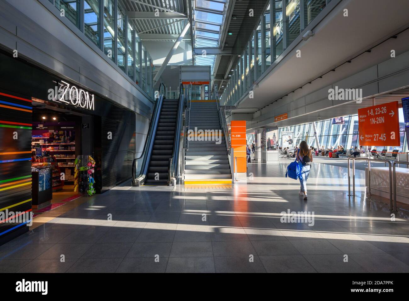 Warschau, Polen - 15. September 2020: Innenarchitektur des Chopin-Flughafens Warschau. Warschau Chopin Flughafen ist der größte Flughafen in Polen. Stockfoto