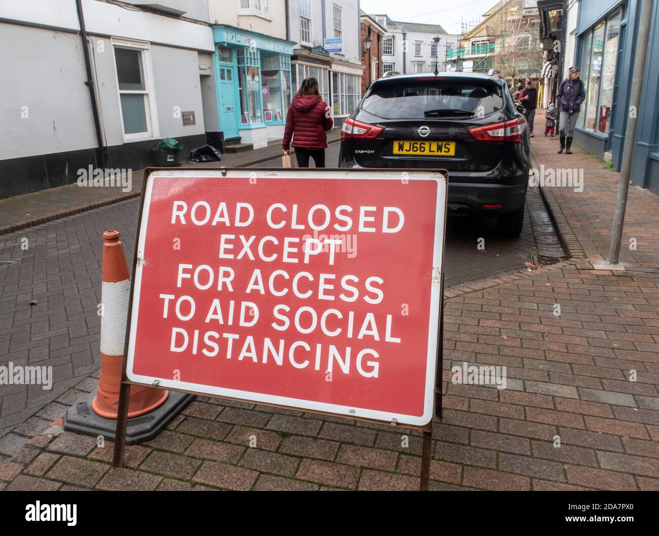 Schild - Straßensperrung aufgrund der Notwendigkeit sozialer Distanzierung während der Covid 19 Coronavirus-Pandemie in Sidmouth, Devon. Stockfoto