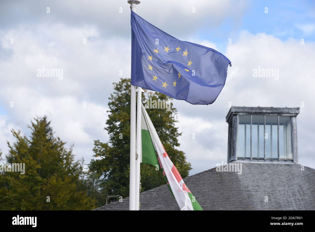 Die EU-Flagge flattert vor der walisischen Flagge In diesem Foto in Lampeter aufgenommen Stockfoto