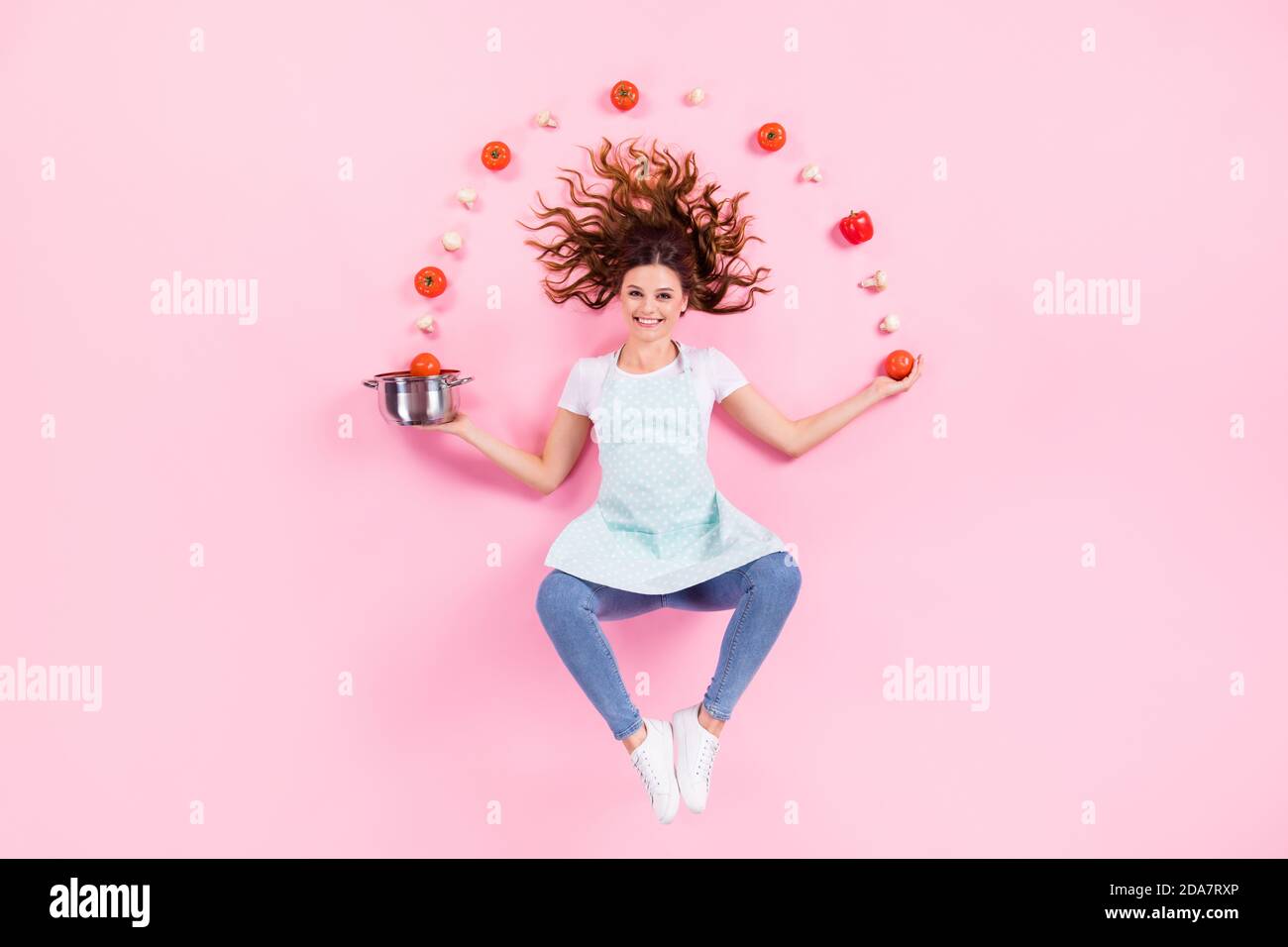 Oben über High-Angle-Ansicht in voller Größe Foto von positiv Hausfrau Mädchen bereiten lecker lecker Bio-Suppe jonglieren Tomaten Pilze werfen Topf flach Stockfoto