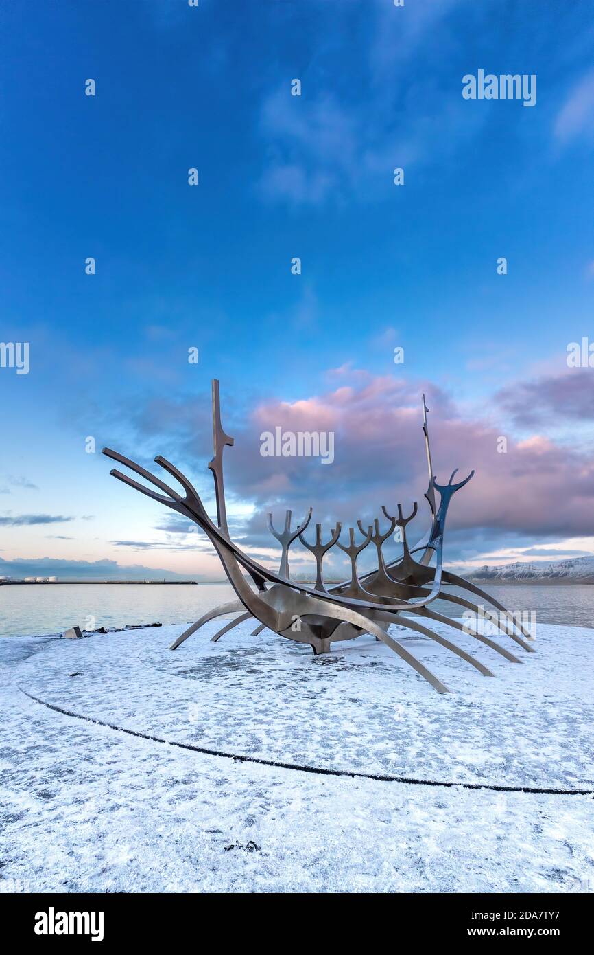 Reykjavik, Island. - 17. Januar 2020: Die Sun Voyager, eine moderne Skulptur von Jon Gunnar Arnason, eines wikingerschiffs. Sonnenuntergang in Reykjavik, Island. Stockfoto
