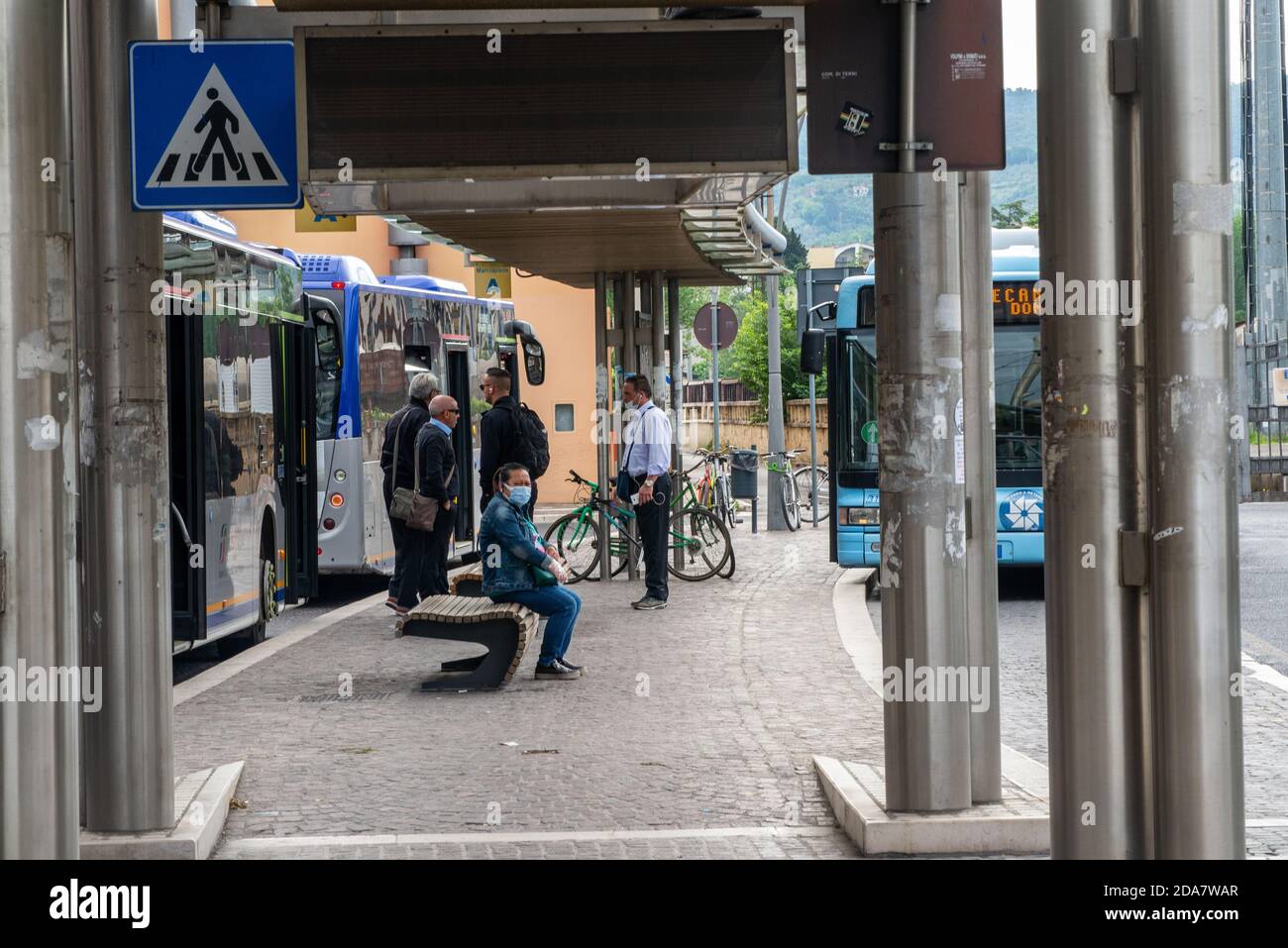 terni, italien Mai 29 2020:Bus am Bahnhof und Fahrer warten, um mit Masken für covid Notfall verlassen Stockfoto