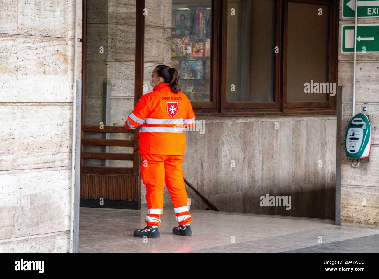 terni, italien Mai 29 2020: Zivilschutz am Bahnhof terni für Covid-Kontrollen Stockfoto
