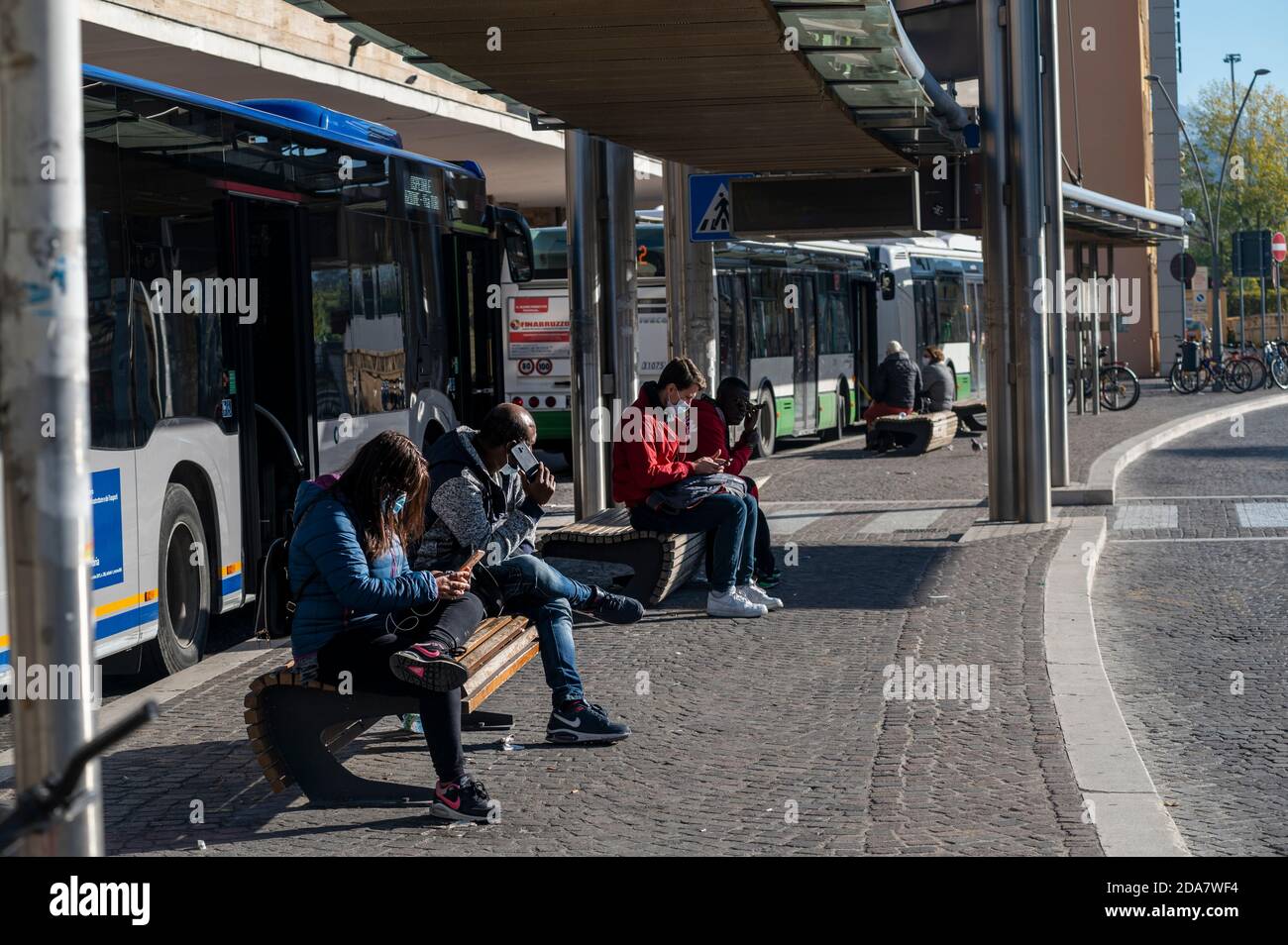 terni,italien november 03 2020:die Leute am Bahnhof warten auf die Bus mit einer medizinischen Maske wegen coron-Avirus Stockfoto