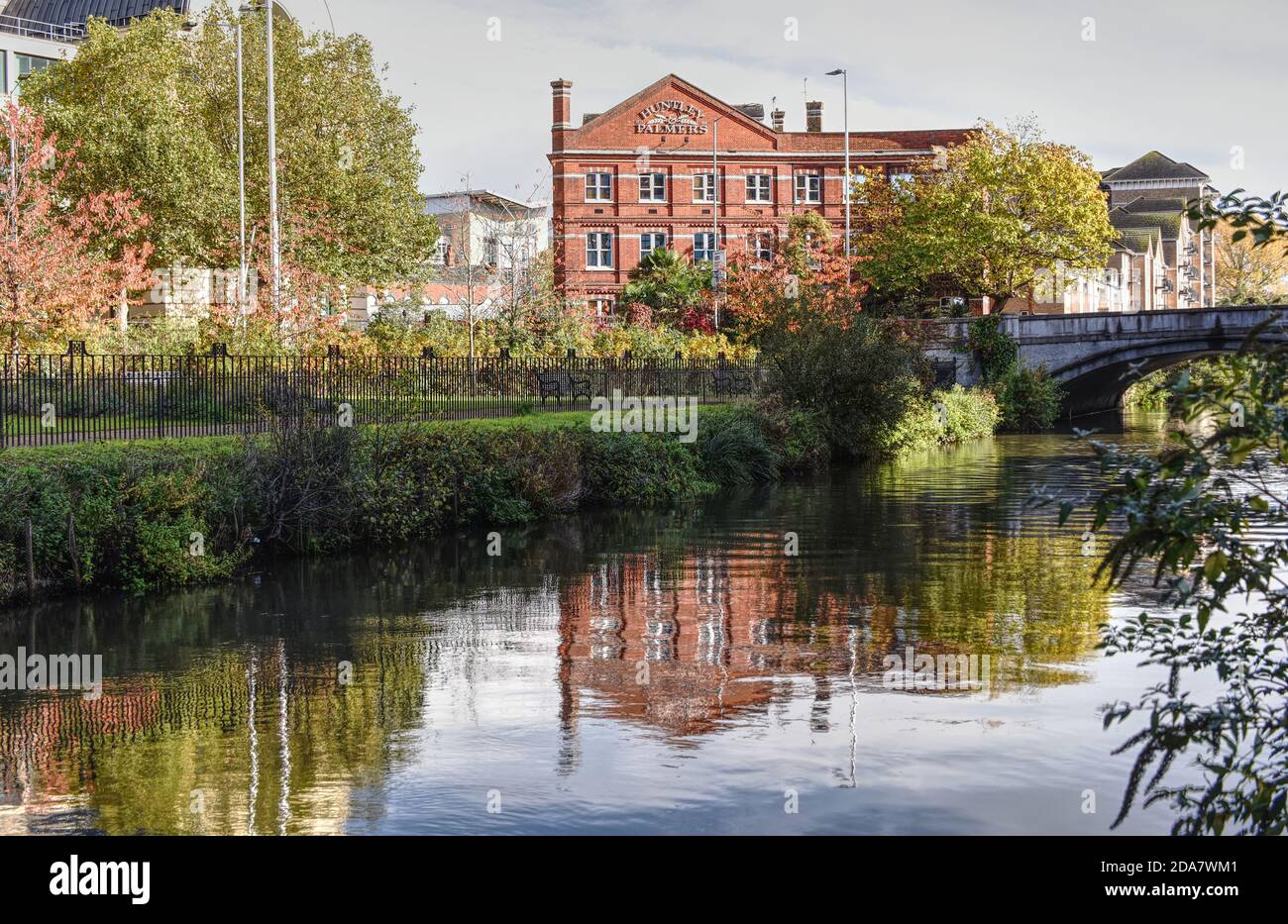 Ein Teil des reichen industriellen Erbes von Reading spiegelt sich im Kennet wider Fluss Stockfoto