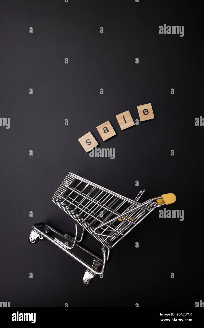 Mini-Warenkorb und Wortverkauf aus Holzbuchstaben Stockfoto