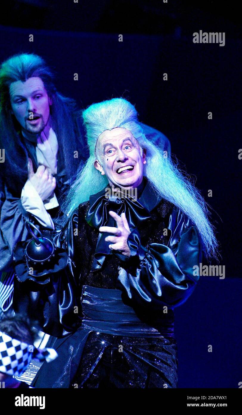 Richard Wilson (Captain James Hook) in PETER PAN - EIN MUSIKALISCHES ABENTEUER in der Royal Festival Hall, London SE1 19/12/2002 Basierend auf der Geschichte von J.M. Barrie Musik: George Stiles Lyrics: Anthony Drewe Buch: Willis Hall Bühnenbild: Will Bowen Kostüme: Laurence Llewelyn-Bowen Beleuchtung: Durham Marenghi Choreographie: Gillian Gregory Regie: Ian Talbot Stockfoto