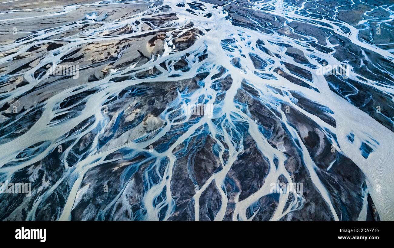 Drohnenansicht eines Flussbettes in Island mit erstaunlichen Formen Und Farben Stockfoto