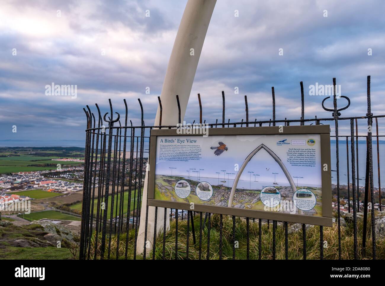 Informationstafel über Berwick Law ViewPoint mit künstlichem Whalebone Landmark Arch, North Berwick, East Lothian, Schottland, Großbritannien Stockfoto