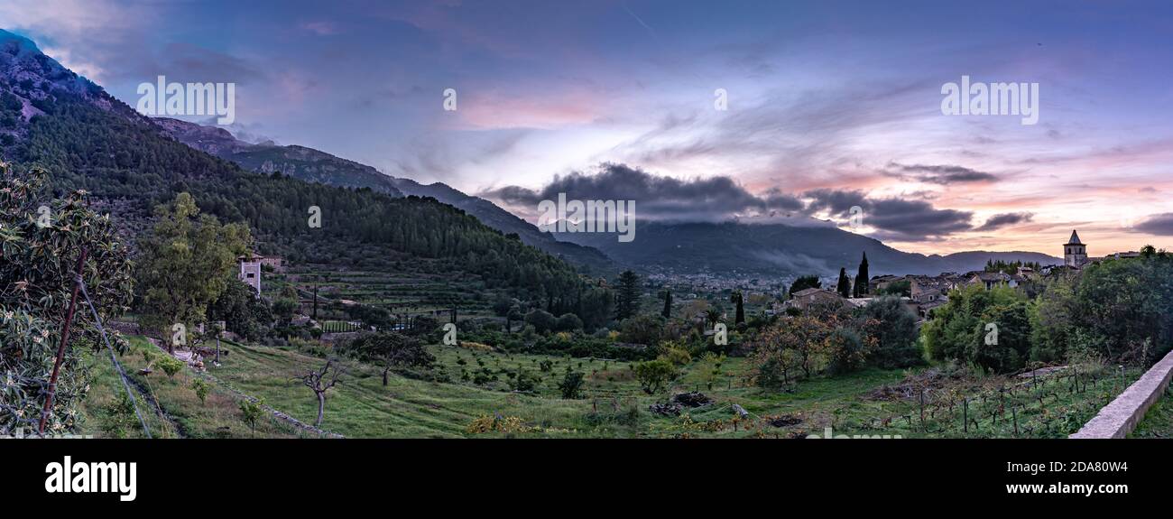 Wunderbarer Panoramablick auf die Stadt Sóller, in der Serra de Tramuntana, Mallorca, Spanien. Stockfoto