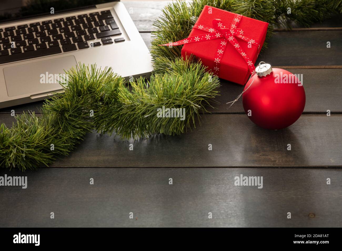 Weihnachten, Büro geschlossen. Schreibtisch, Vorlage für Urlaubskarte.  Laptop und Weihnachtsdekoration auf blauem Holzhintergrund, Kopierraum  Stockfotografie - Alamy