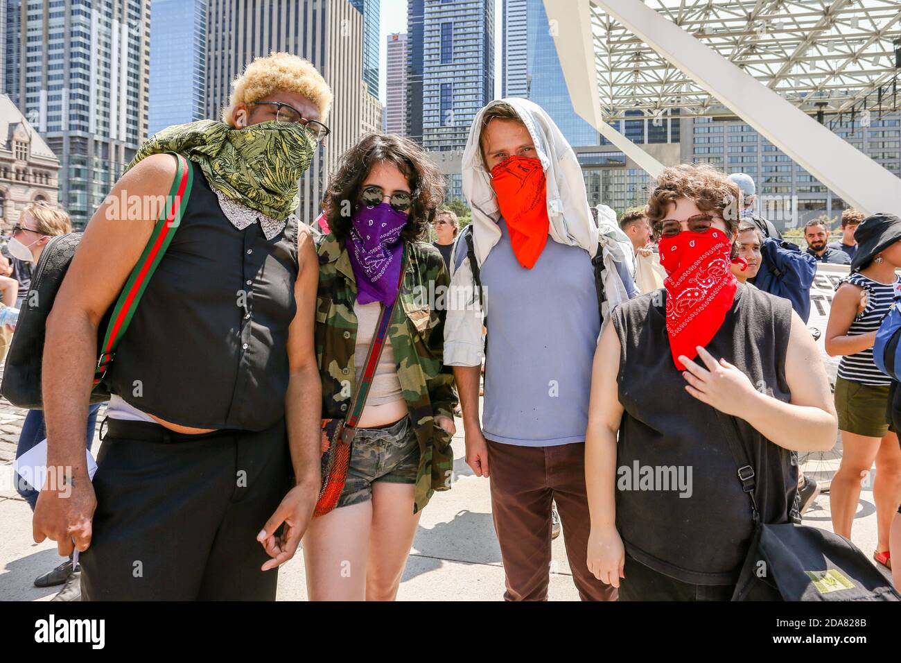 Toronto, Ontario, Kanada. August 2018. Maskierte Demonstranten, die während der Demonstration posierten.EINE "Stoppen Sie den Hass"-Kundgebung wurde von ANTIFA-Demonstranten auf dem Nathan Phillip Square in Opposition zu WCAI (Worldwide Coalition Against Islam) Canada abgehalten, einer Gruppe, die am selben Tag einen Protest plante. Quelle: Shawn Goldberg/SOPA Images/ZUMA Wire/Alamy Live News Stockfoto