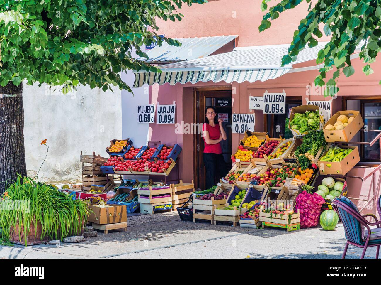 Cetinje, Montenegro. Lebensmittelgeschäft in der Baja Pivljanina Straße. Stockfoto
