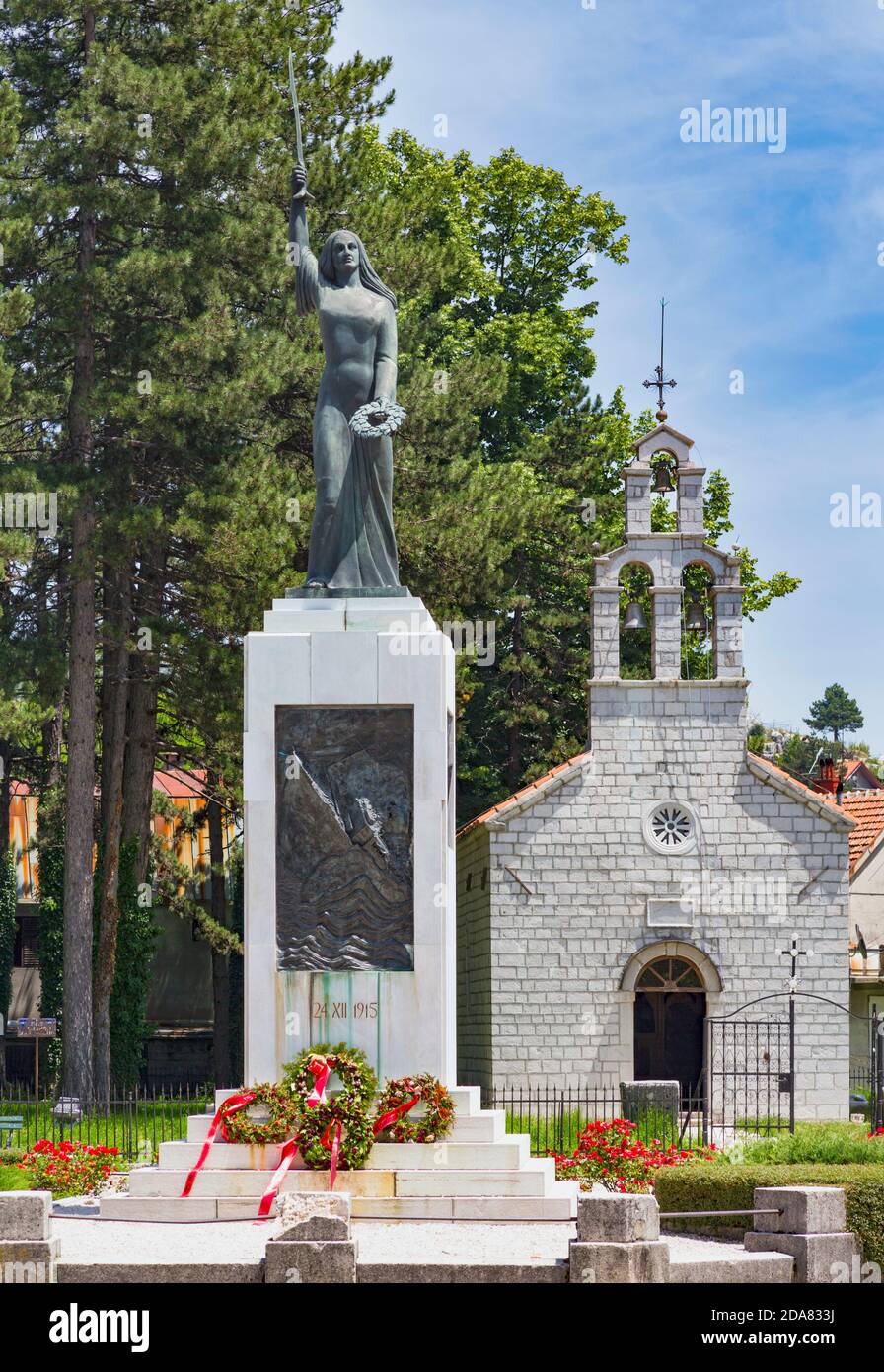 Cetinje, Montenegro. Die Engelsfigur von Lovcenska Vila, die an den Tod montenegrinischer Auswandererpatrioten erinnert, die ertrunken sind, als sie versuchen, zurückzugehen Stockfoto