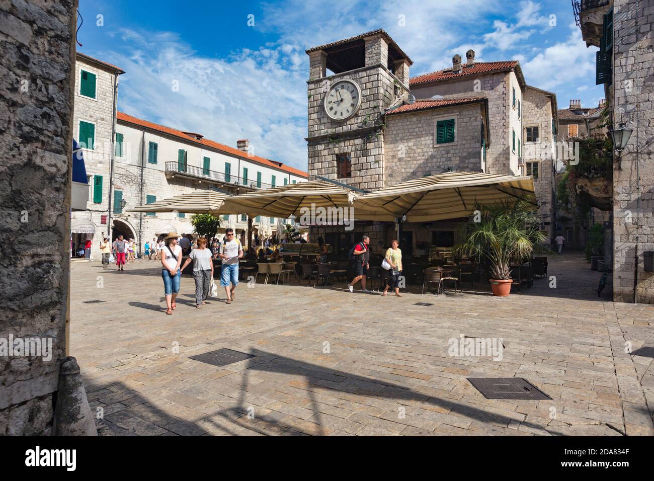 Kotor, Montenegro. Das Quadrat der Waffen oder Waffen mit dem Uhrenturm. Kotor ist Teil der Natur- und kulturhistorischen Region Kotor, eine UNESCO Stockfoto