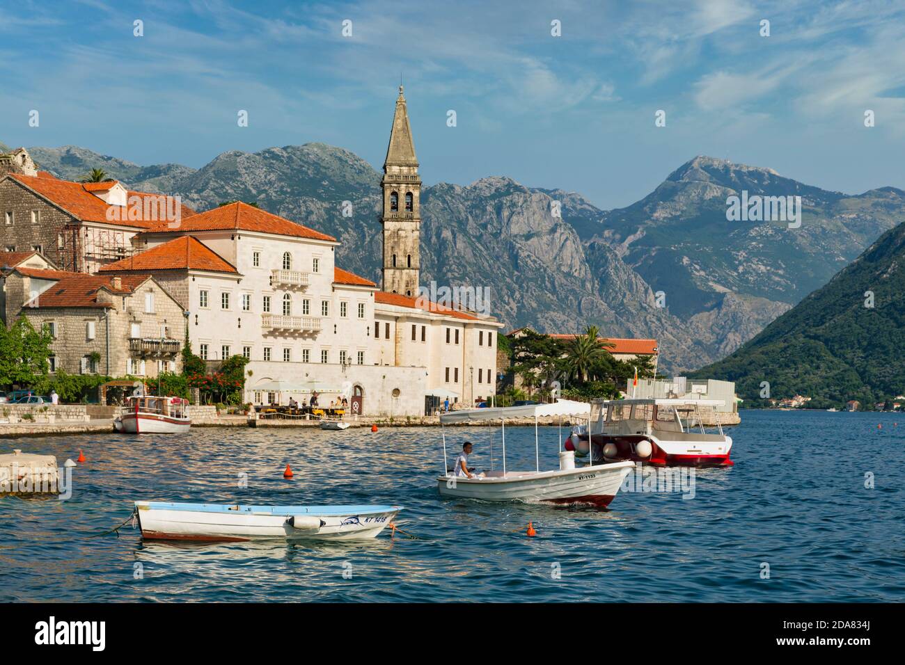 Perast, Kotor, Montenegro.  Blick auf die Stadt an der Bucht von Kotor. Stockfoto