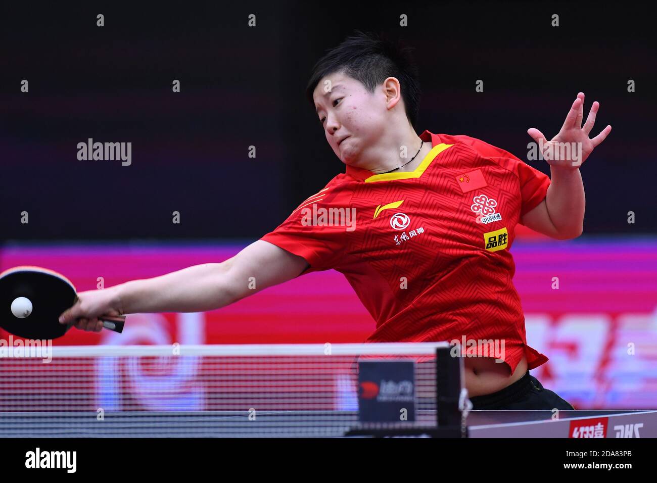 (201110) -- QINGDAO, 10. November 2020 (Xinhua) -- Sun Yingsha aus China gibt den Ball an Chen Meng aus China zurück während ihres Frauen-Einzel-Finales beim ITTF Frauen-Weltcup 2020 in Weihai, Ostchinas Provinz Shandong, 10. November 2020. Sun verlor das letzte 1:4. Stockfoto