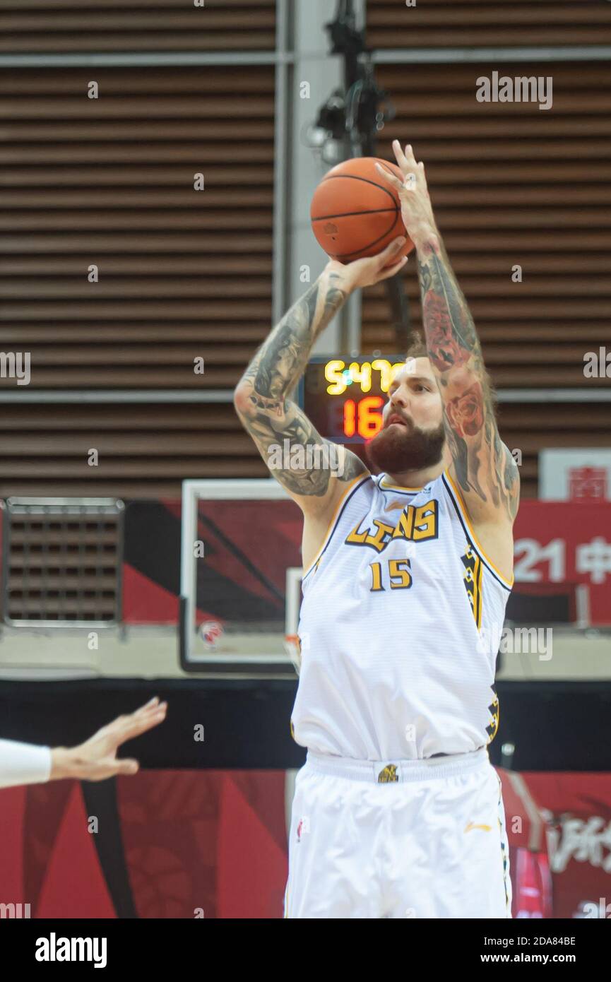 Zhuji, Chinas Provinz Zhejiang. November 2020. Miroslav Radulica von Zhejiang Lions schießt während des 11. Spielrunde zwischen Beijing Ducks und Zhejiang Lions in der Saison 2020-2021 der Chinese Basketball Association (CBA) Liga in Zhuji, Ost-China Zhejiang Provinz, 10. November 2020. Quelle: Jiang Han/Xinhua/Alamy Live News Stockfoto