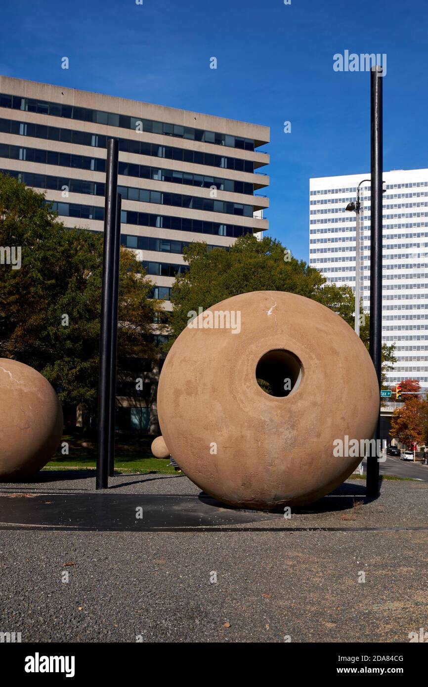 Das ortsspezifische Landschaftskunstwerk von großen, gunite Kugeln namens Dark Star Park von Nancy holt im Jahr 1984. In Rosslyn, Arlington, Virginia. Stockfoto