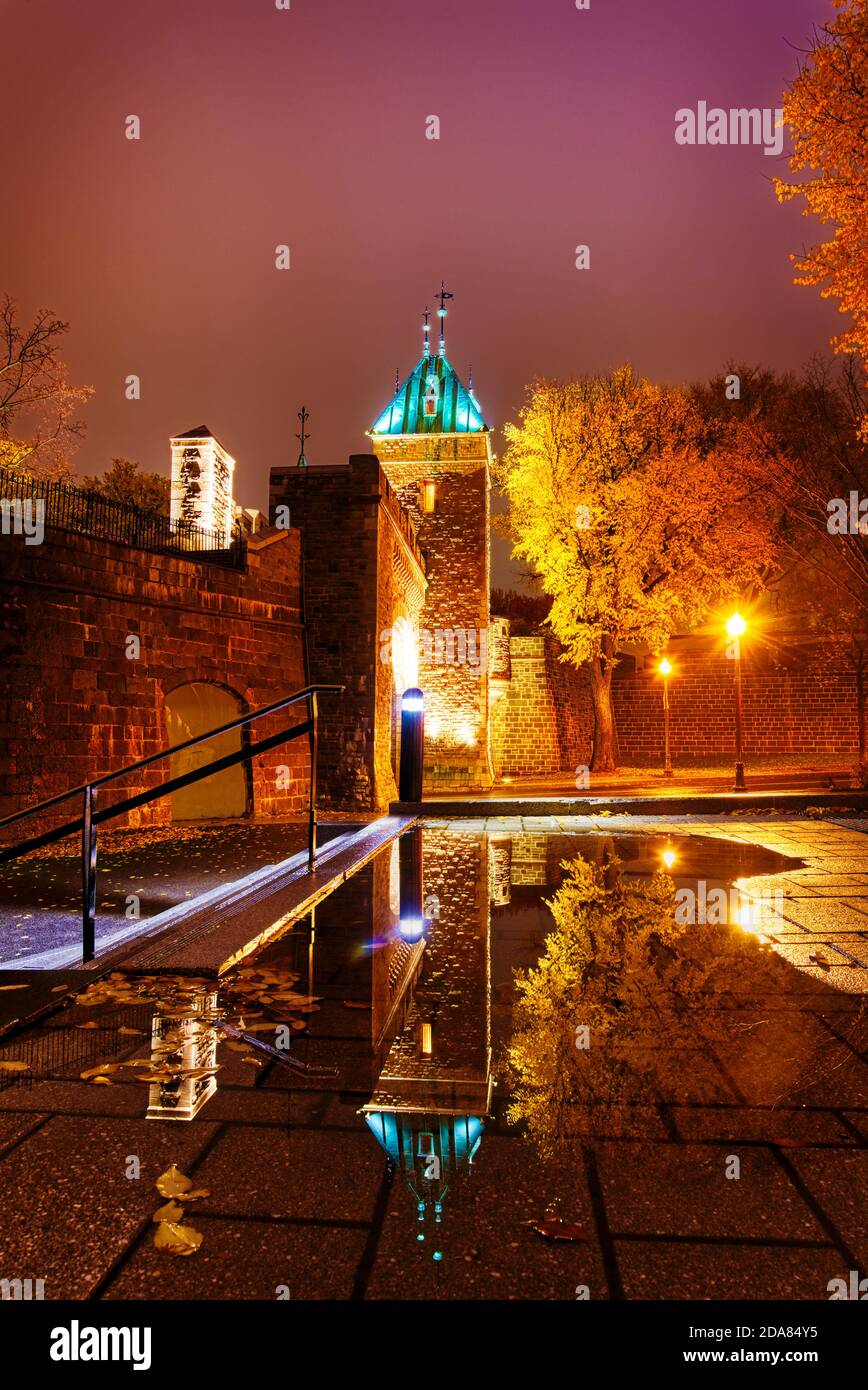 Das Porte St Louis, Quebec City, spiegelt sich in der Nacht in einer Wasserpfütze wider Stockfoto