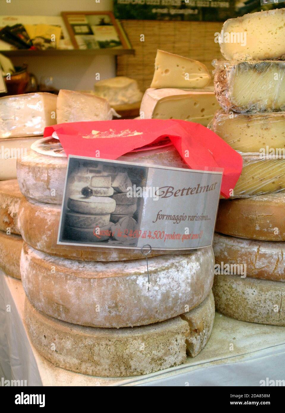 Turin, Piemont, Italien. -10/22/2010- die Lebensmittelmesse 'Salone del Gusto'. Bettelmatt Käse. Stockfoto