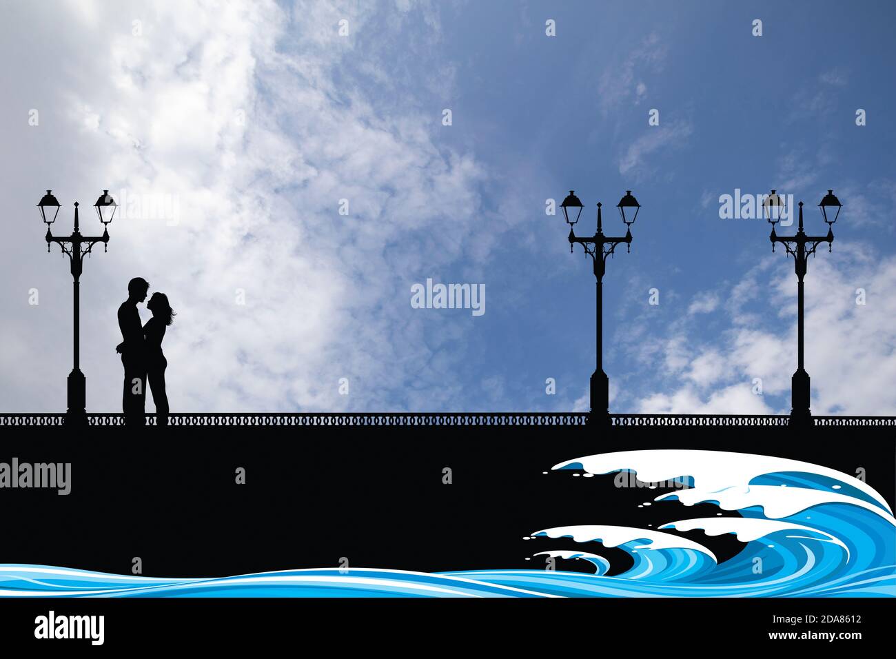 Silhouetten junge Liebhaber auf einer Strandpromenade gegen eine gesetzt Tagsüber blauer wolkig Himmel Stockfoto