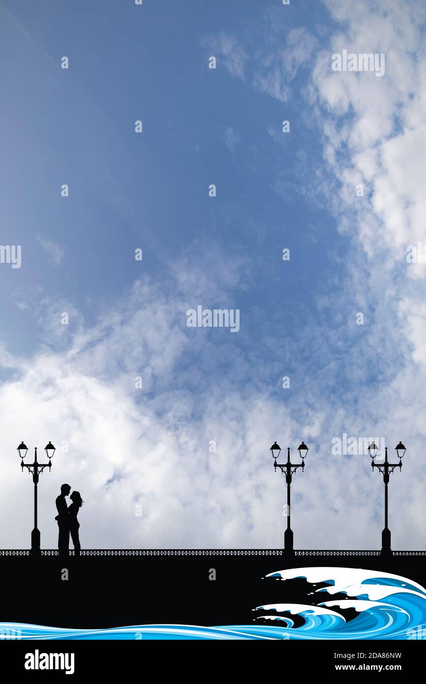 Silhouetten junge Liebhaber auf einer Strandpromenade gegen eine gesetzt Tagsüber blauer wolkig Himmel Stockfoto