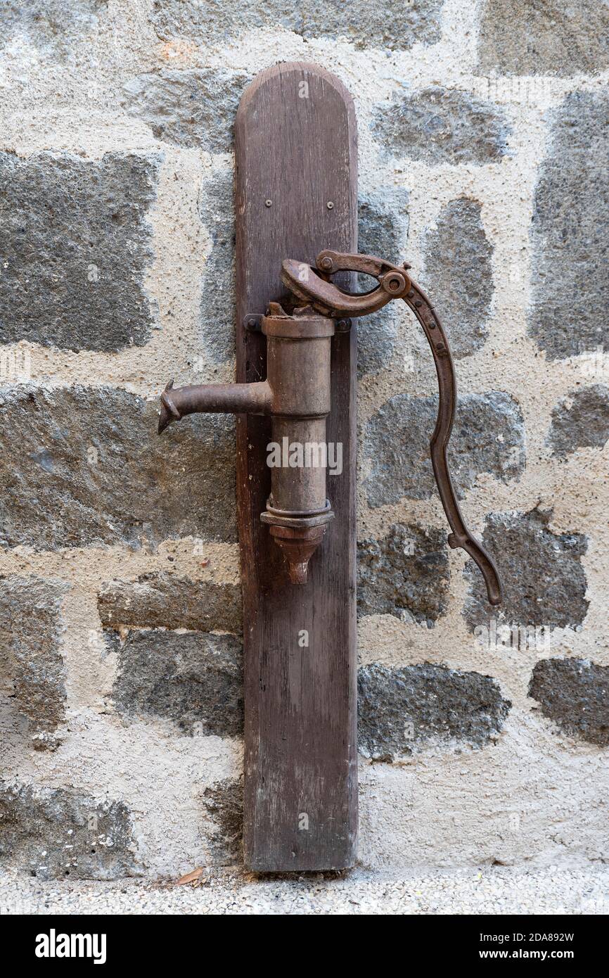 Alte Handwasserpumpe Stockfoto