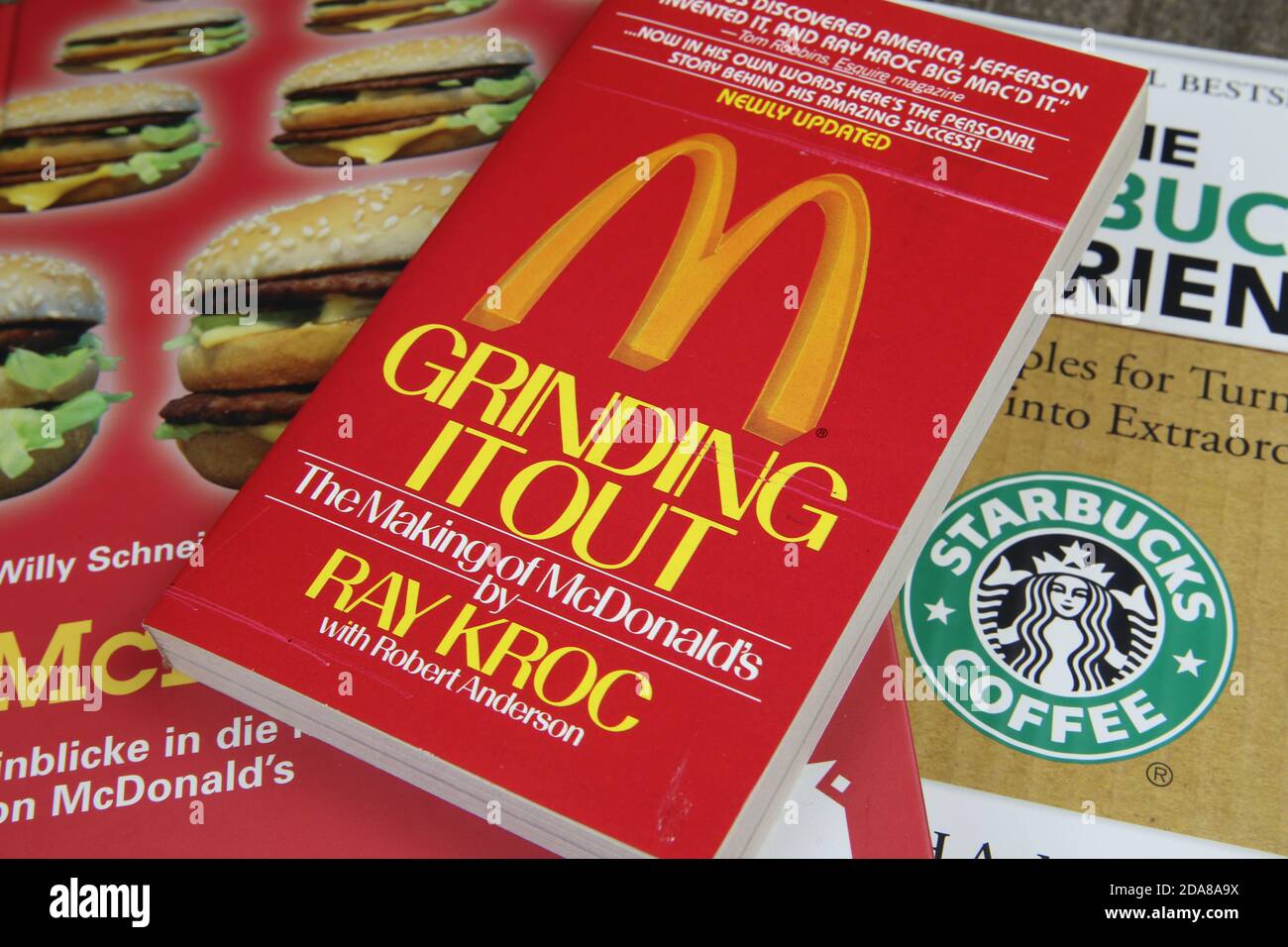 Viersen, Deutschland - 1. Mai. 2020: Nahaufnahme von Büchern über Marken McDonalds und Starbucks Franchise-Geschäft Stockfoto
